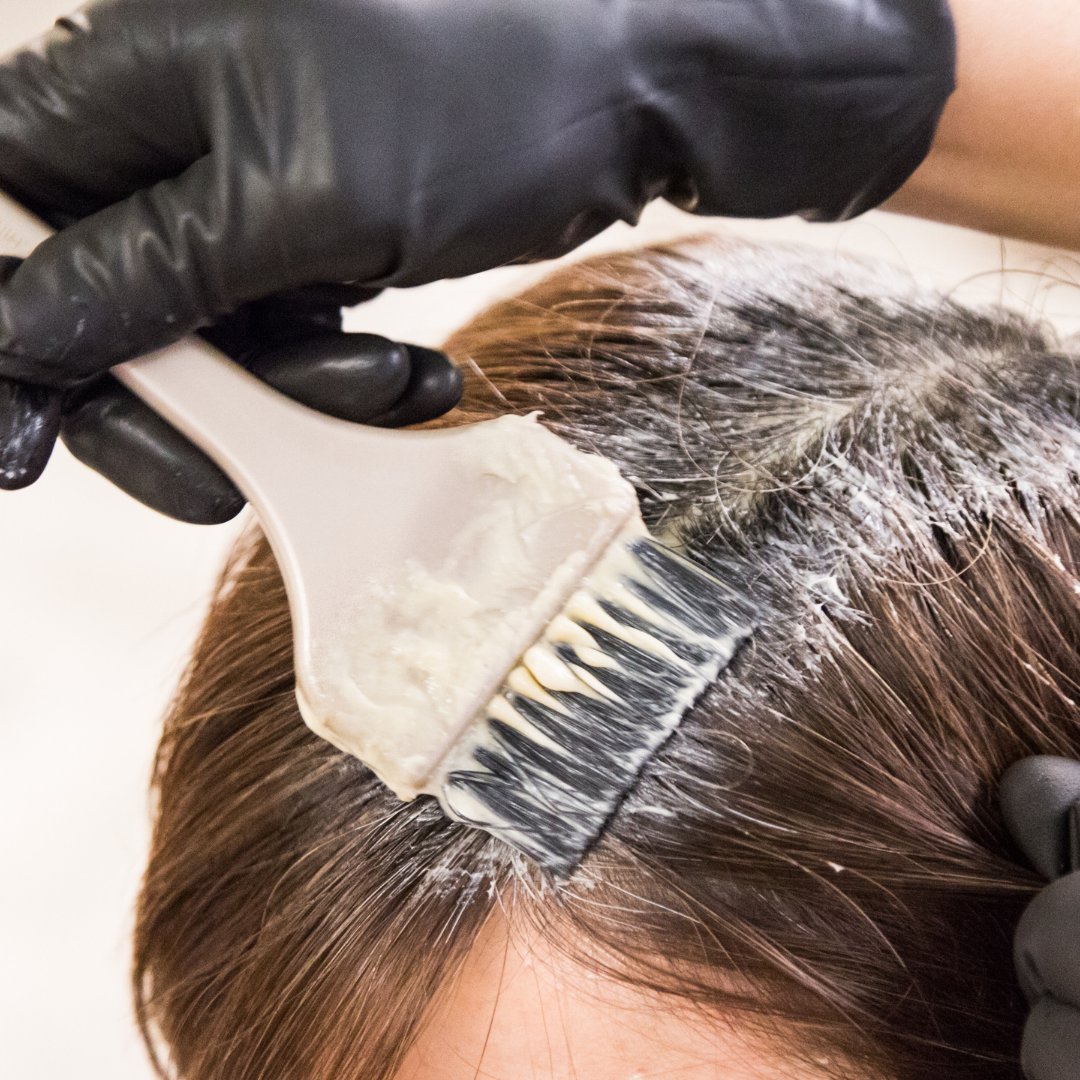 Applicazione tinta naturale capelli al salone bio di Napoli