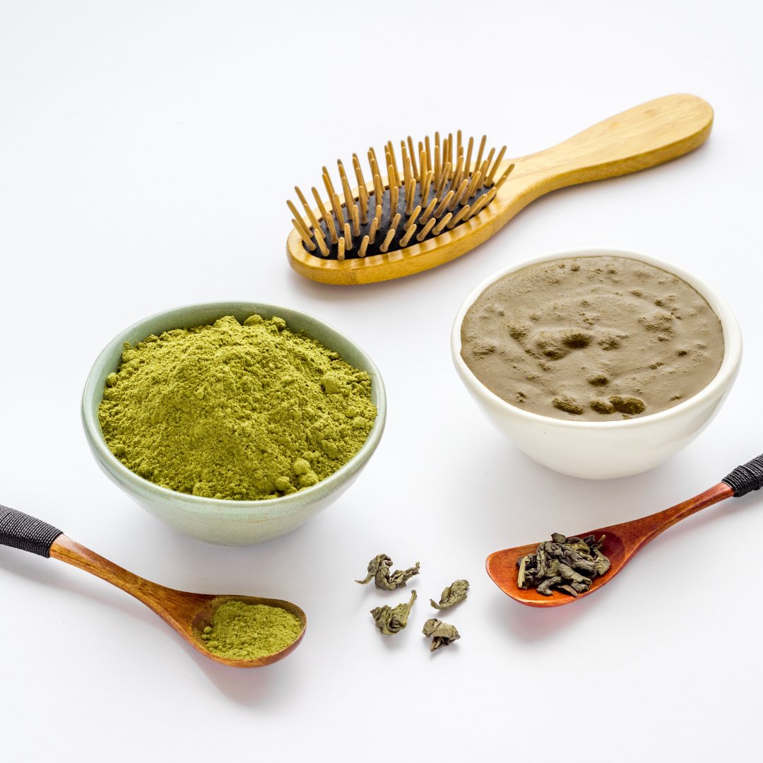 Preparazione miscela erbe tintorie e hennè parrucchiere bio